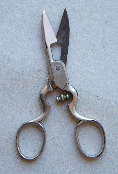 gunting lubang kancing